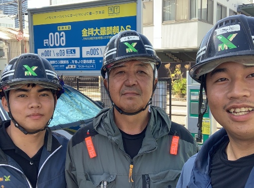 ヘルメット姿のスタッフ写真